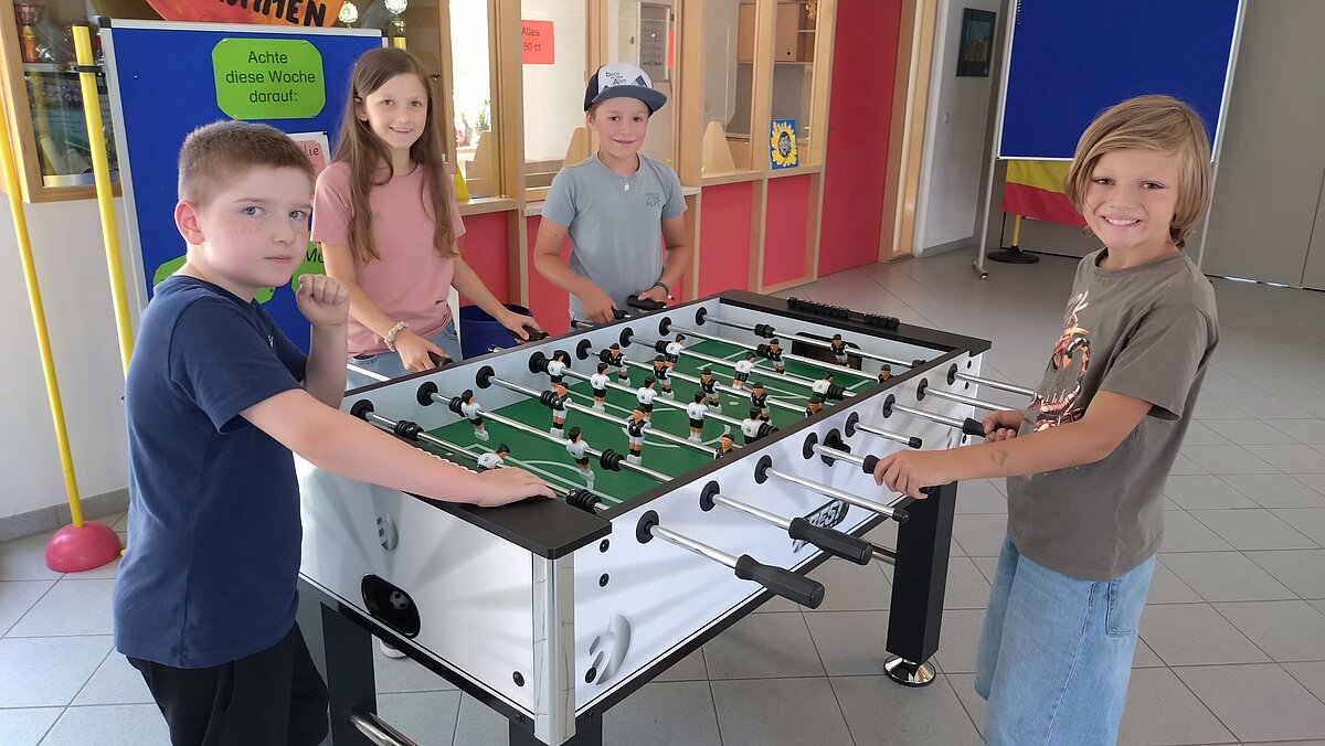 Kinder am Kickertisch